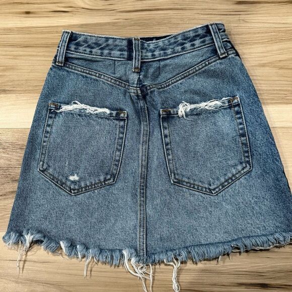 Abercrombie and Fitch Raw Hem Mini Jean Denim Skirt Women’s 24 - Picture 2 of 4